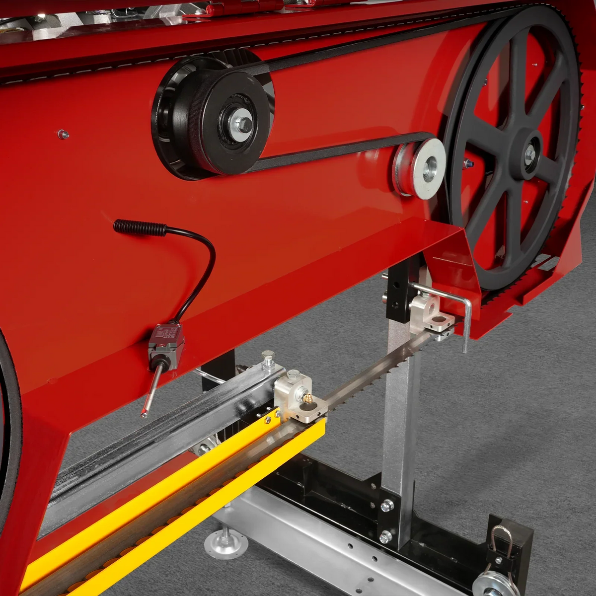 32" Portable Sawmill (5 x Blades Included),  HONDA GX390 389cc E-Start Gasoline Engine,  26.5" Board Width,  20' Track Length (13' Track Length + 6.4' Track Extension Included) ,  SM-32